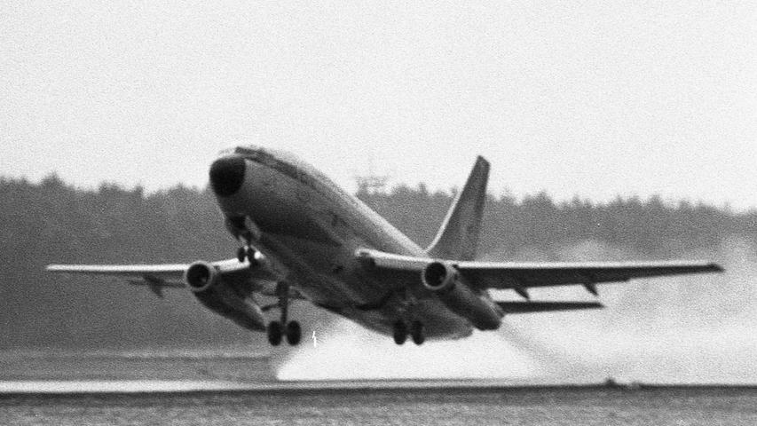 Die auf dem Nürnberger Flughafen startenden und landenden Maschinen sollen "Nichtraucher" werden. Hier geht es zum Kalenderblatt vom 19. November 1971: Die Flugzeuge werden bald "Nichtraucher" .