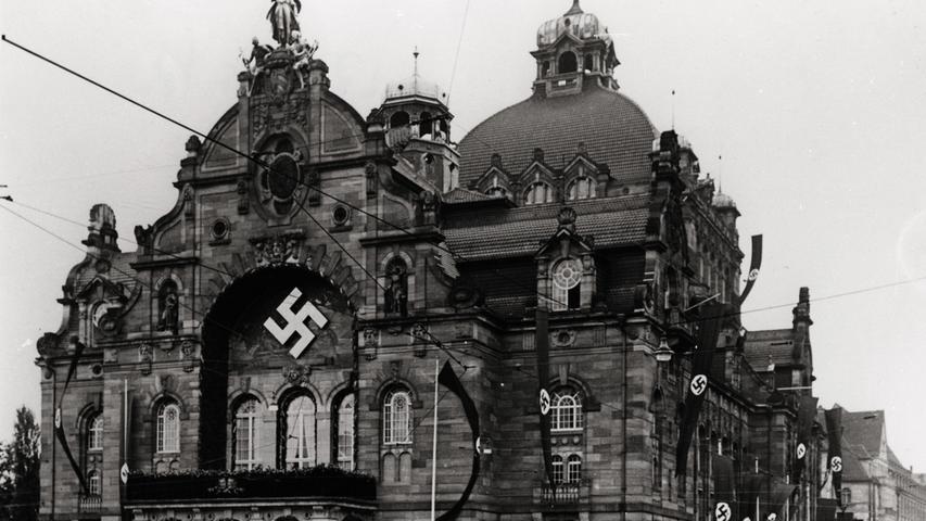 Adolf Hitler war ein großer Opernfan. Zu den Reichsparteitagen der NSDAP legte auch das Nürnberger Opernhaus entsprechenden Fahnenschmuck an.