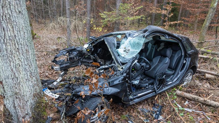 Landkreis Bamberg: 36-Jähriger kracht mit Auto gegen Baum und stirbt