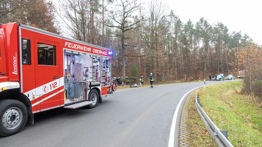 Beamte der Polizeiinspektion Bamberg-Land sperrten die Straße für rund zwei Stunden.