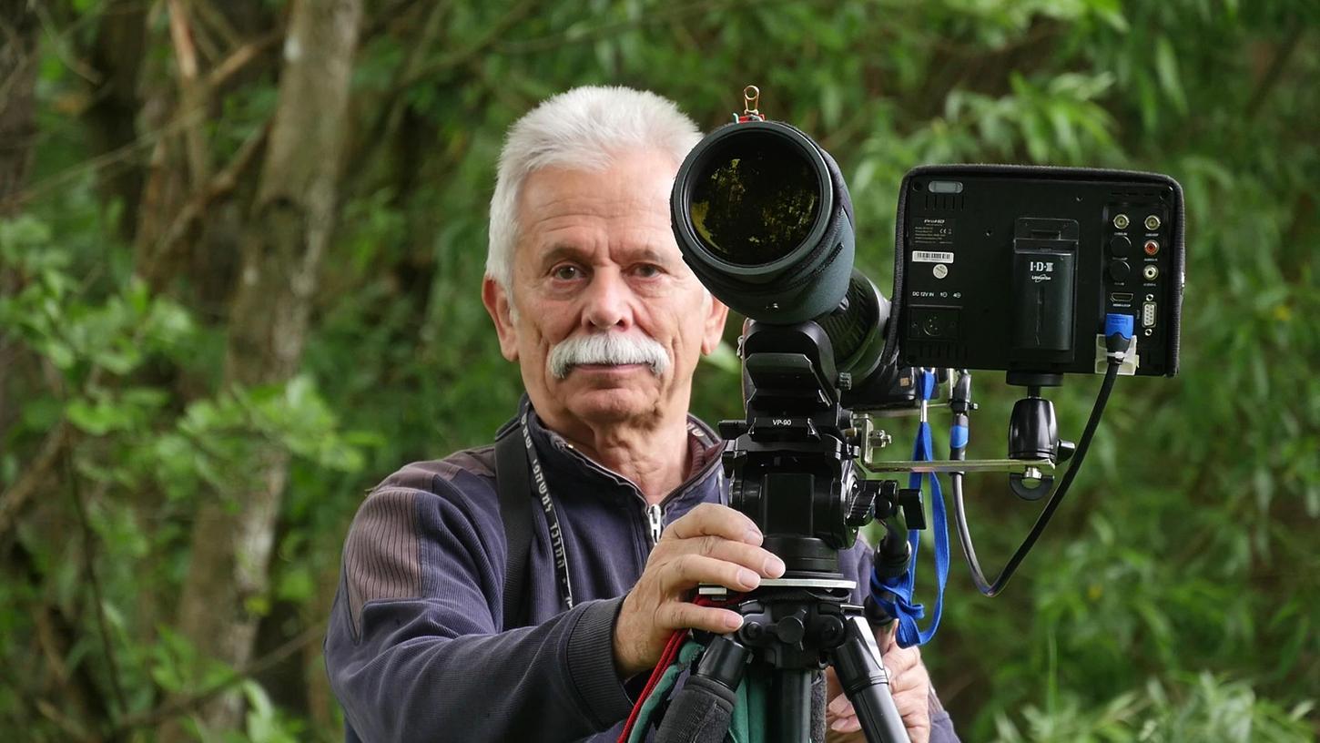 Hobbyfilmer Josef Röhrle auf Pirsch zwischen Aisch und Aurach.
Hobbyfilmer Josef Röhrle auf Pirsch zwischen Aisch und Aurach.