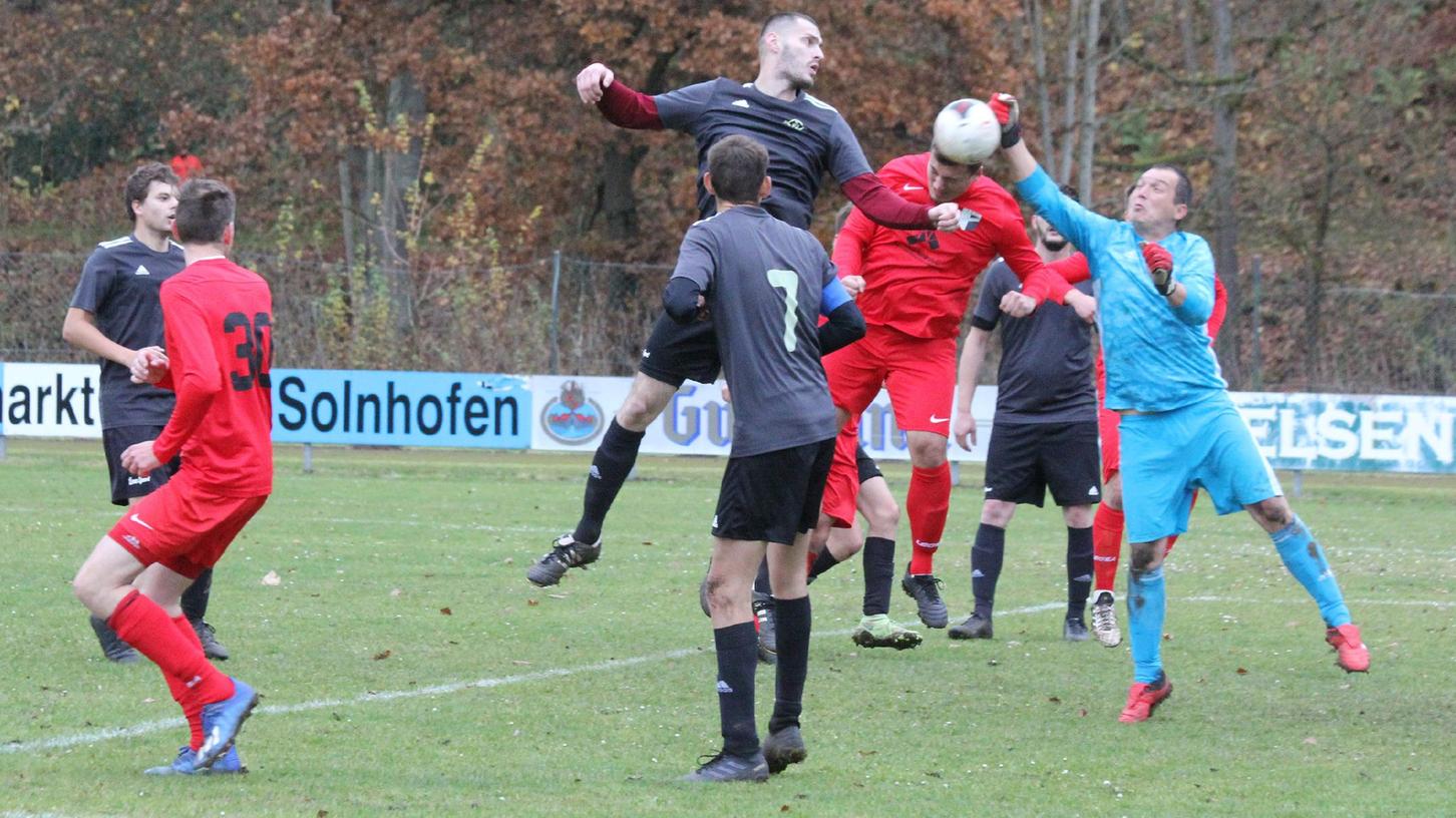 Die Defensive der SG Langenaltheim/Solnhofen um Torhüter Jörg Schneider (rechts) konnte das Nachbarduell bei der TSG Pappenheim lange Zeit offen halten, musste sich dann aber doch noch mit 1:3 geschlagen geben.