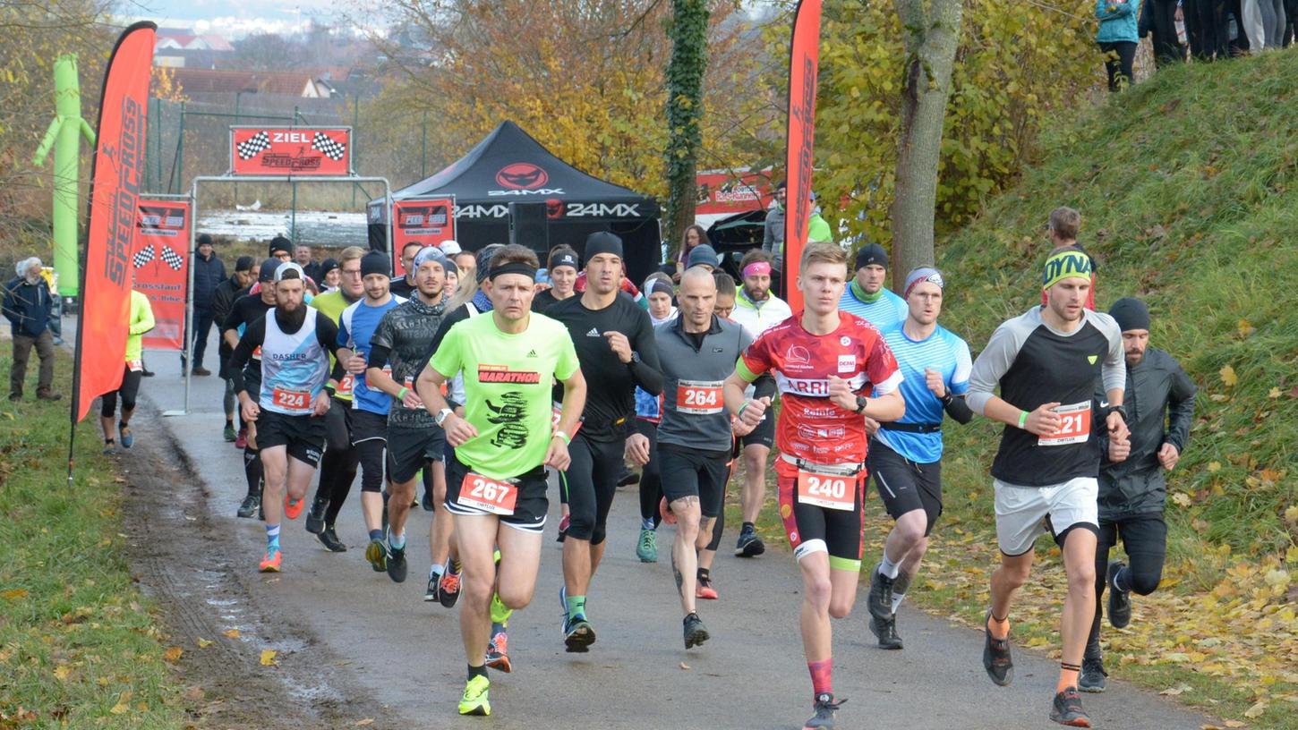 Der dritte und letzte Start für die Speedcross-Serie im Jahr 2021: Hier machten sich am Sportheim des SV Wettelsheim gerade die Läuferinnen und Läufer auf den Weg auf die 9,3 Kilometer lange Strecke des ersten „Wet-Lauf“.
Der dritte und letzte Start für die Speedcross-Serie im Jahr 2021: Hier machten sich am Sportheim des SV Wettelsheim gerade die Läuferinnen und Läufer auf den Weg auf die 9,3 Kilometer lange Strecke des ersten „Wet-Lauf“.