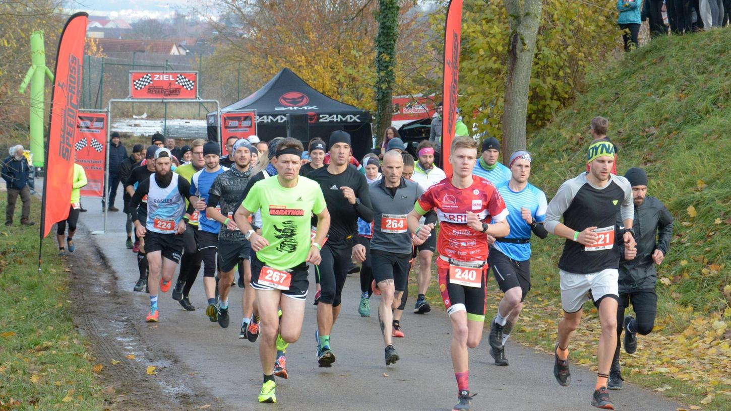 Der dritte und letzte Start für die Speedcross-Serie im Jahr 2021: Hier machten sich am Sportheim des SV Wettelsheim gerade die Läuferinnen und Läufer auf den Weg auf die 9,3 Kilometer lange Strecke des ersten „Wet-Lauf“.  