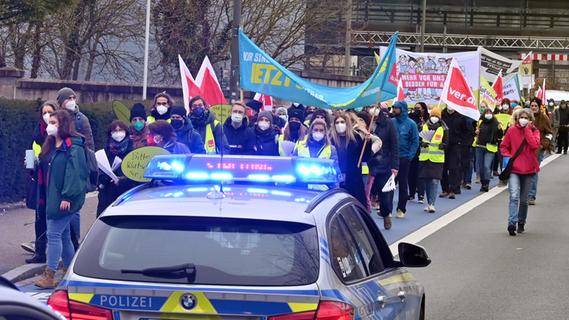 Streik am Uniklinikum: Demozug durch Erlangen