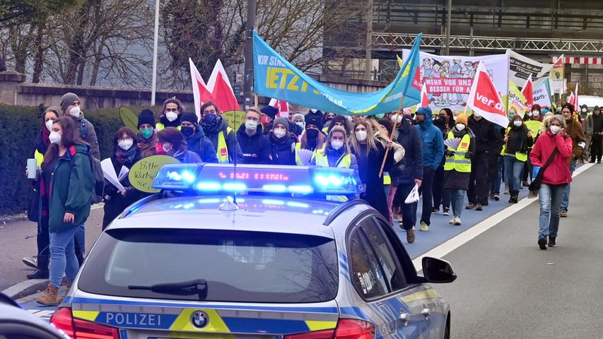 Die Mitarbeiterinnen und Mitarbeiter der Friedrich-Alexander-Universität (FAU) und der Universitätskliniken streiken weiter, um ihre Forderung nach mehr Lohn und Gehalt und nach mehr Anerkennung durchzusetzen. Diesmal zogen rund 200 Demonstranten durch die Straßen von Erlangen.