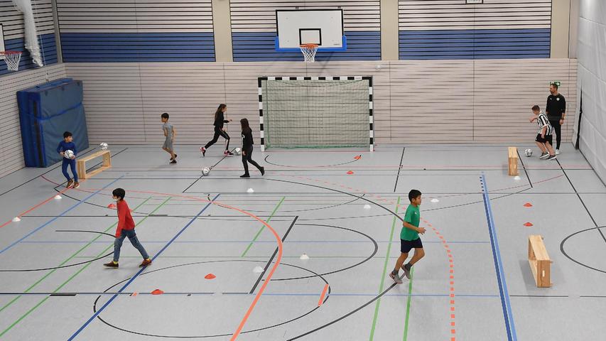 Die neue Hardenberg-Halle bietet perfekte Bedingungen fürs Fußballtraining.
Die neue Hardenberg-Halle bietet perfekte Bedingungen fürs Fußballtraining.