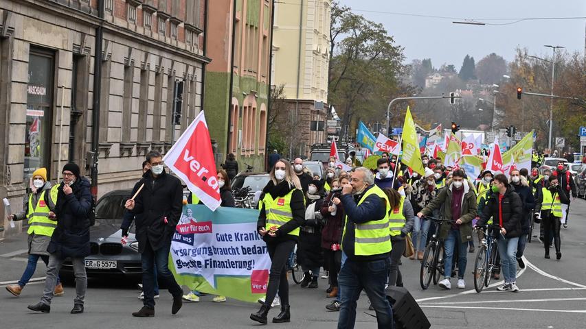 Streik am Uniklinikum: Demozug durch Erlangen
