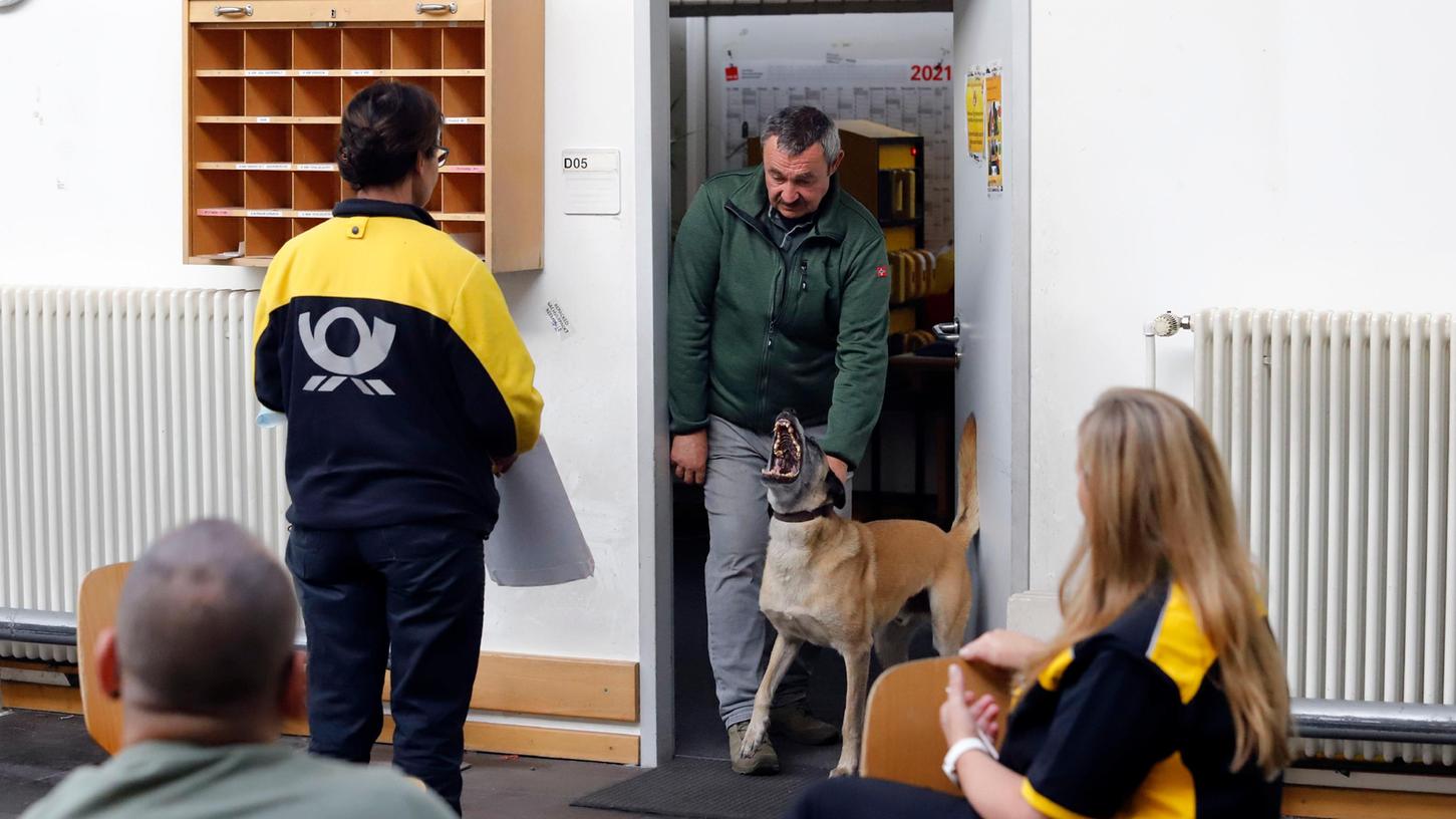 Bei einem Hundetraining im Briefzentrum in Langwasser haben Zusteller der Post geübt, wie sie unbeschadet durch ihren Arbeitstag kommen.  