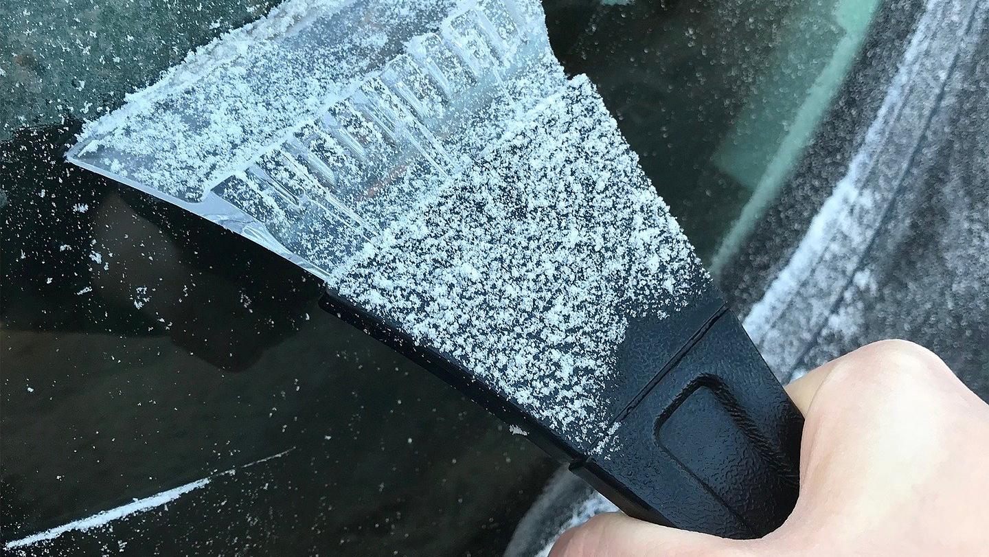 Nicht nur die Windschutzscheibe muss von Eis und Schnee befreit werden. Auch für alle anderen Scheiben gilt Nicht nur die Windschutzscheibe muss von Eis und Schnee befreit werden. Auch für alle anderen Scheiben gilt