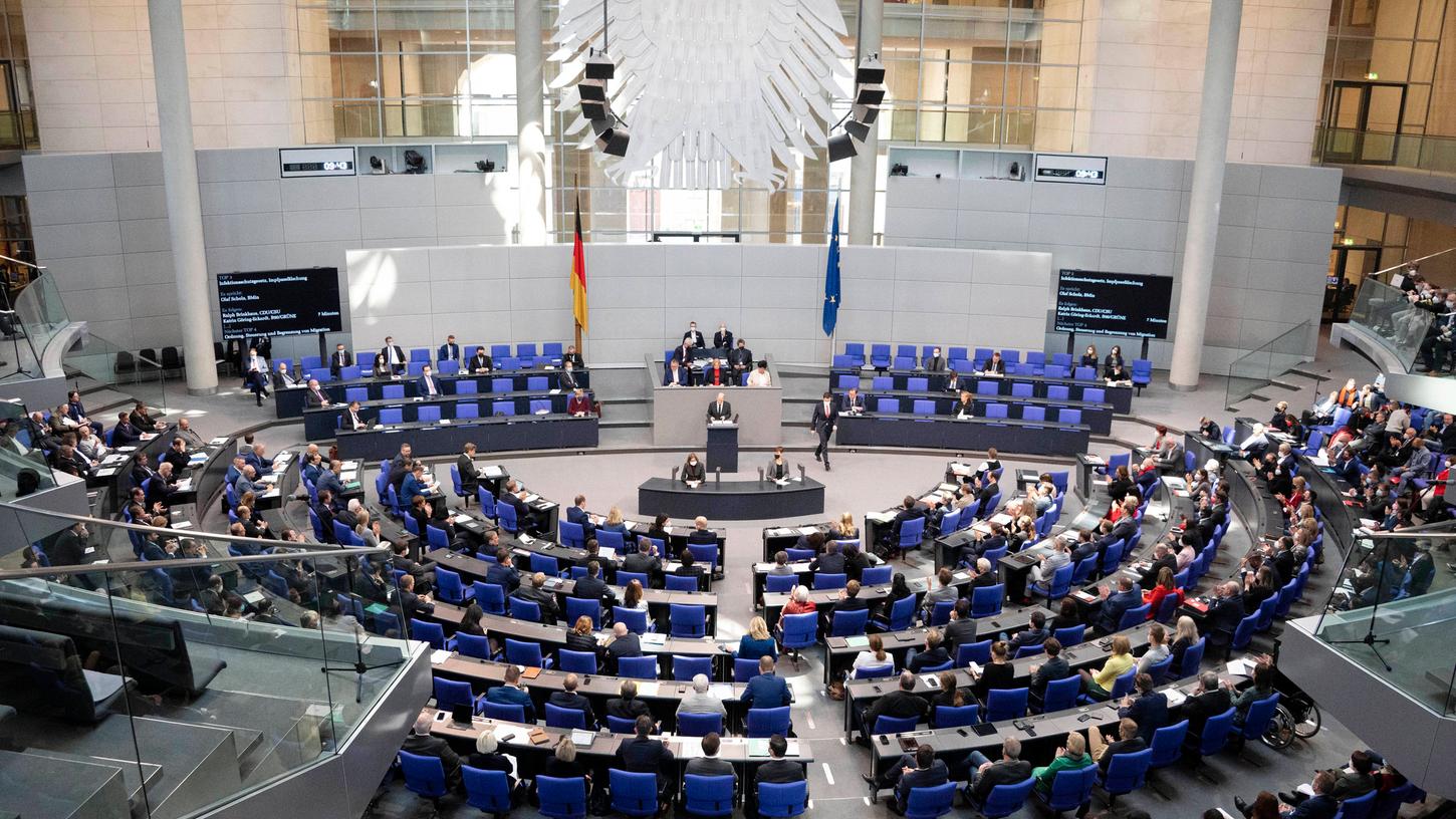 Kurz vor der nächsten Ministerpräsidentenkonferenz werden die Ampel-Pläne zur Corona-Bekämpfung konkreter. Doch reicht das aus angesichts hoher Infektionszahlen und schleppendem Impftempo? Der Bundestag soll über das künftige Regelungswerk am Donnerstag abstimmen.