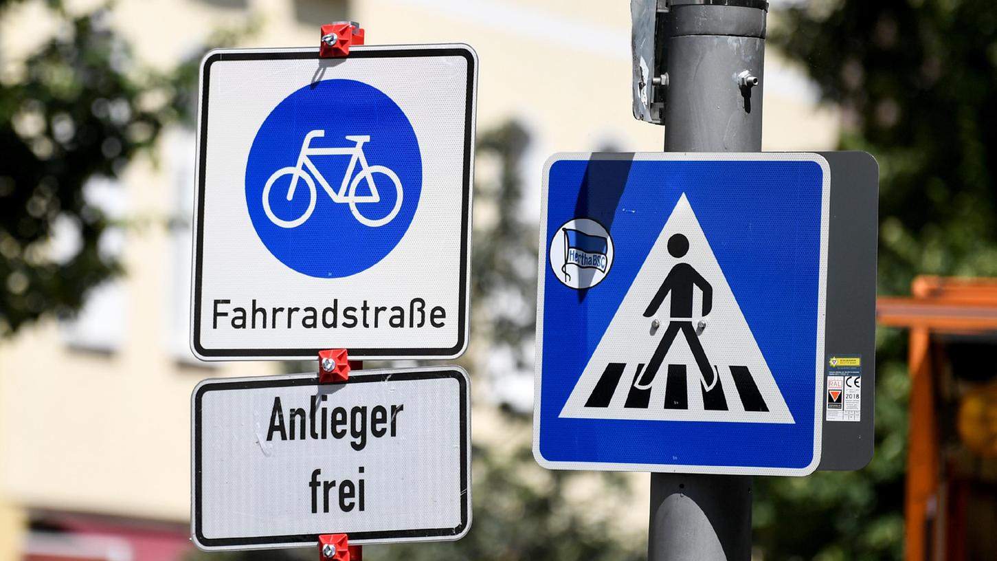 Dieses Verkehrsschild markiert eine Fahrradstraße. Erst einmal dürfen nur Radler dort fahren - außer ein Zusatzschild erlaubt Kraftfahrzeuge ausdrücklich. 

