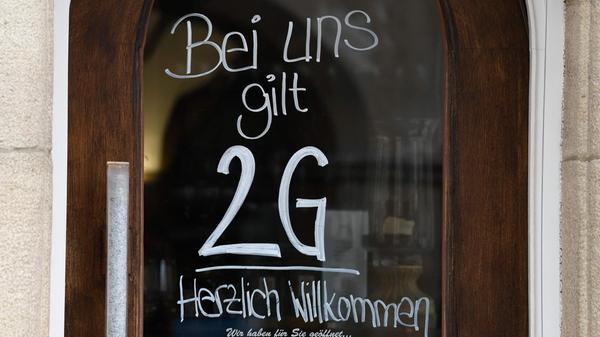 Ab 4. März 2022 soll der Zugang zur Gastronomie und zu Hotels für Geimpfte, Genesene und nun auch wieder für ungeimpfte Personen mit tagesaktuellem Test ermöglicht werden, das wurde in der Bund-Länder-Konferenz am Mittwoch, den 16. Februar beschlossen. Doch das ist erst einmal Zukunftsmusik, noch gilt im Freistaat die 2G-Regelung und die FFP2-Maskenpflicht, außer am Platz. Auch in Hotels gilt 2G. Ob Söders Kabinett die Regelungen aus der Ministerpräsidentenkonferenz exakt übernehmen wird, ist auch noch offen, aber durchaus denkbar. Schon am 9. Februar ist die bisherige Corona-Sperrstunde komplett entfallen.