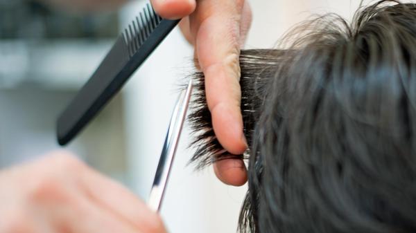 Für körpernahe Dienstleistungen wie Friseur und Fußpflege bleibt weiterhin die 3G-Regel (geimpft, genesen, getestet) bestehen.