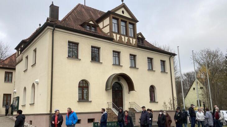 Eine lange Schlange bildete sich bei einer Impfaktion des BRK am Dienstag im Simmelsdorfer Rathaus. Auf der Webseite des Landratsamtes findet sich dazu und zu ähnlichen Terminen bisher nichts. Fündig werden Impfwillige teilweise erst in anderen Regierungsbezirken. Eine lange Schlange bildete sich bei einer Impfaktion des BRK am Dienstag im Simmelsdorfer Rathaus. Auf der Webseite des Landratsamtes findet sich dazu und zu ähnlichen Terminen bisher nichts. Fündig werden Impfwillige teilweise erst in anderen Regierungsbezirken.