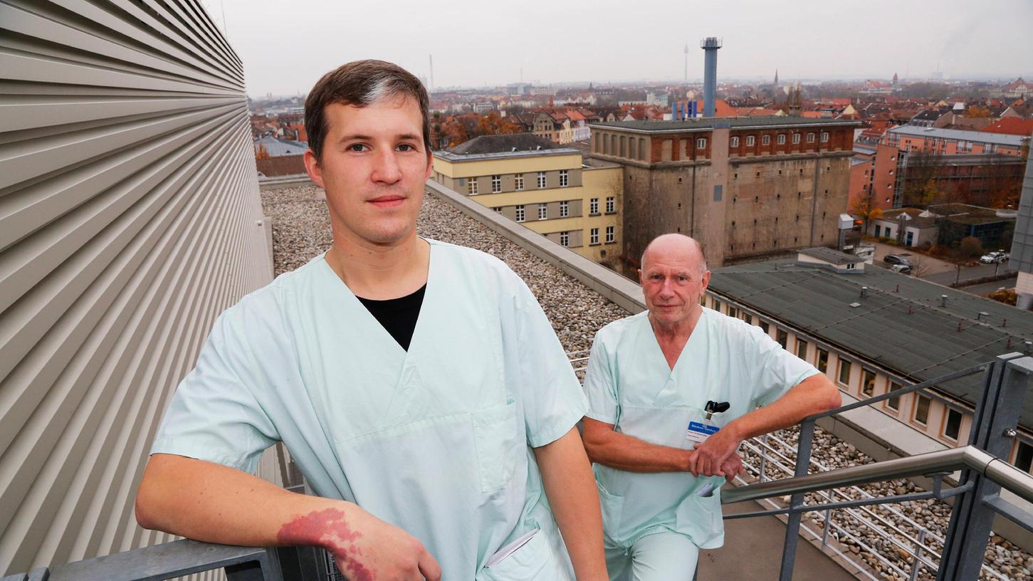 Zeit zum Luftholen haben Intensivpfleger Jelde Fröhlich (links) und Stationsleiter Klaus Eichenmüller während ihrer Schichten am Klinikum derzeit nur selten.

 
