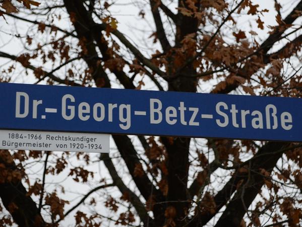 Ein Zusatzschild verweist auf Dr. Georg Betz als "Rechtskundiger Bürgermeister 1920 - 1934". Nicht hingewiesen wird dagegen auf seine anfängliche Zusammenarbeit mit den Nazis, eher sich von ihnen distanziert hat.  
