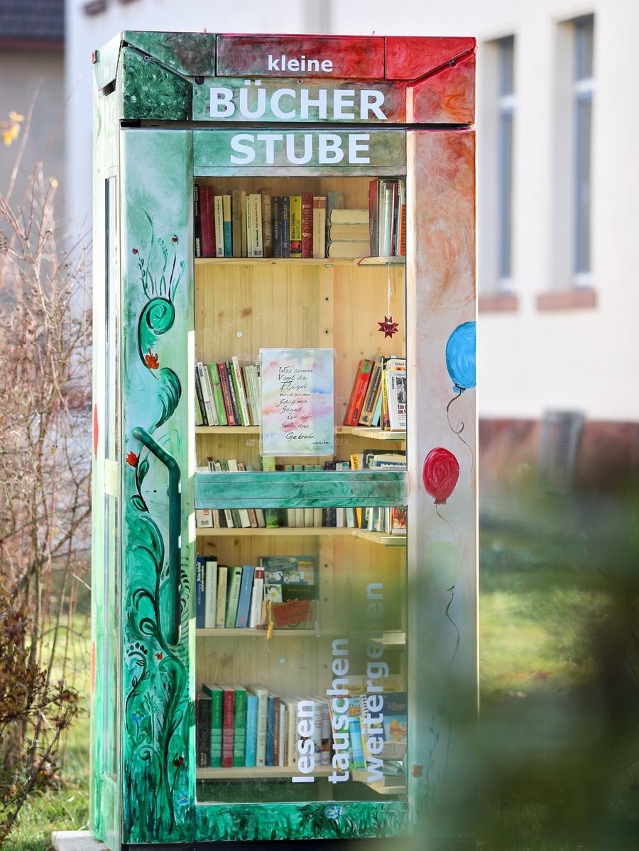 Wozu eine ehemalige Telefonzelle nicht alles gut ist: Hier hat man sie zum Bücherschrank umfunktioniert. In der Schweiz ist in einer alten Telefonzelle die Wozu eine ehemalige Telefonzelle nicht alles gut ist: Hier hat man sie zum Bücherschrank umfunktioniert. In der Schweiz ist in einer alten Telefonzelle die