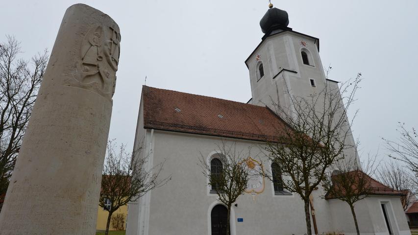 Die St.-Leonhard-Kirche in Pavelsbach aus dem Jahr 1736 ist ein beachtenswertes Bauwerk des Rokoko.