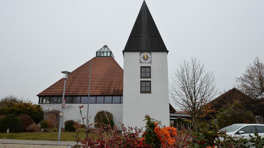 Die Martin-Luther-Kirche, 1998 geweiht, ist das Gotteshaus der evangelischen Christen in der Gemeinde.