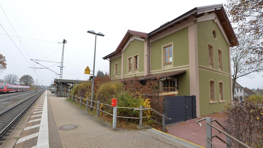 Der Bahnhof Postbauer-Heng ist ein Bahnhof am Streckenkilometer 73,5 der Bahnstrecke Nürnberg–Regensburg.Die Station wurde zusammen mit dem Streckenabschnitt zwischen Nürnberg und Neumarkt am 1. Dezember 1871 eröffnet, das frühere Empfangsgebäude gilt als Baudenkmal. 1998 wurde der Bahnhof für den Betriebsbeginn der S-Bahn von Nürnberg nach Neumarkt im Dezember 2010 umgebaut und behindertengerecht ausgestattet. Das denkmalgeschützte Bahnhofsgebäude wurde 2011 von der Gemeinde gekauft und Anfang 2017 an private Investoren weiterverkauft. Im Juni 2018 wurde das Empfangsgebäude bei einem Brand beschädigt. Bis Juni 2020 wurde das Gebäude saniert und wird nun gewerblich und zu Wohnzwecken genutzt. Der Fahrkartenverkauf wurde schon 1998 eingestellt.