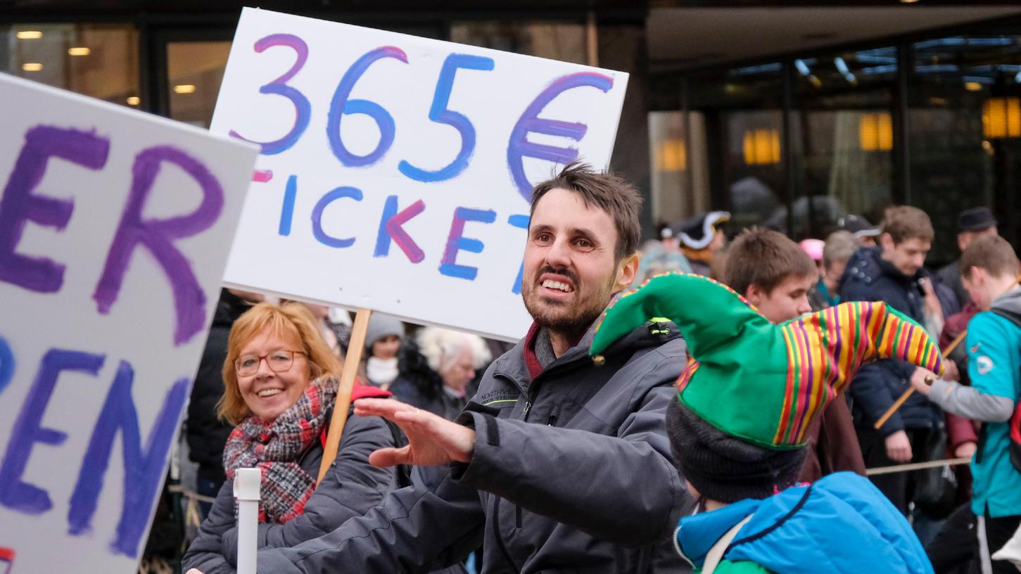 Linken-Stadtrat Titus Schüller, hier auf einer Aufnahme aus dem Jahr 2020, will erneut Unterschriften für das 365-Euro-Ticket sammeln. 
