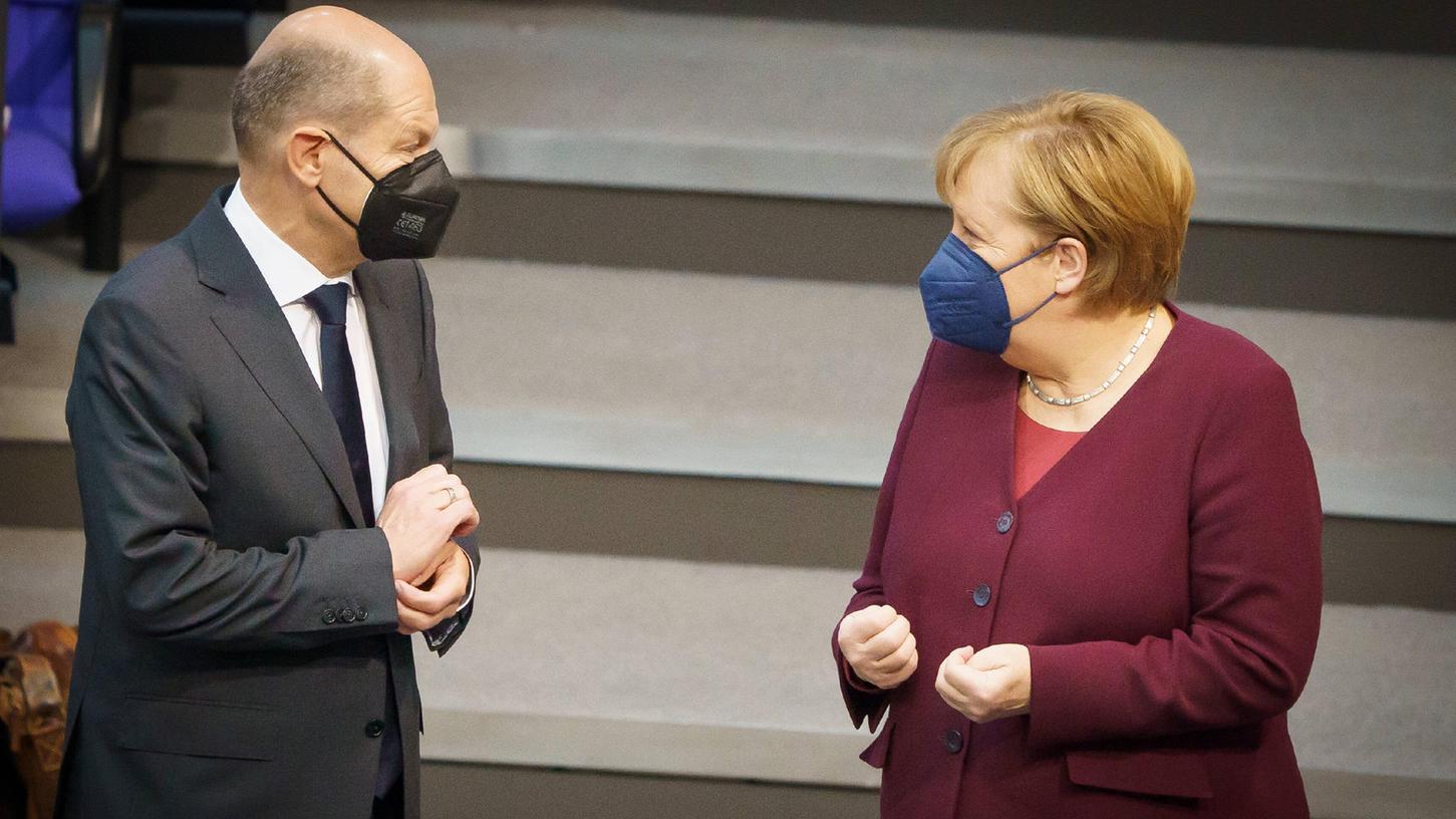Weshalb haben sie kein gemeinsames Krisen-Treffen gestartet? Noch-Kanzlerin Angela Merkel und ihr designierter Nachfolger Olaf Scholz im Bundestag.