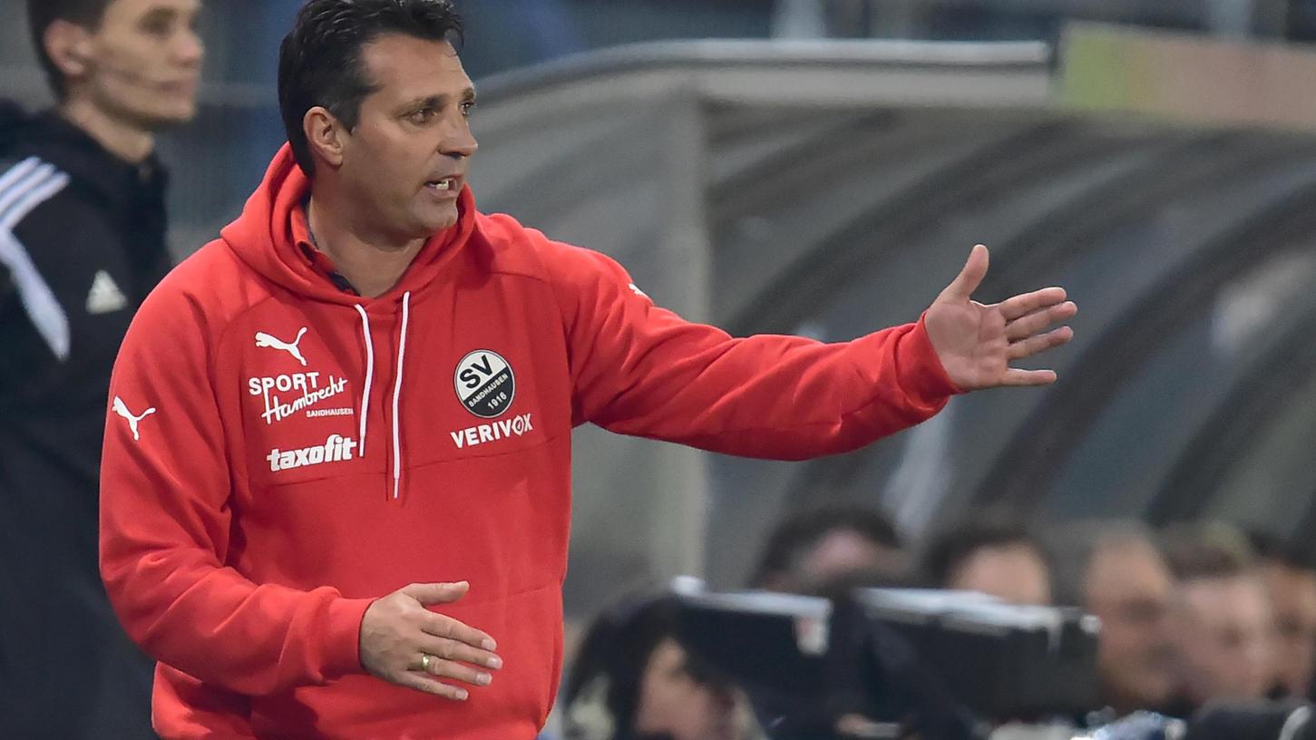 Muss nicht nur im Training am Donnerstag ganz genau hinschauen: Alois Schwartz.
Muss nicht nur im Training am Donnerstag ganz genau hinschauen: Alois Schwartz.