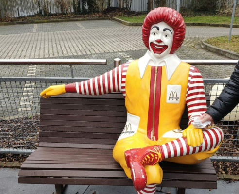 Aus der McDonald’s-Filiale in Altdorf wurde laut Franchise-Nehmer Michael Rottenberger ein "langjähriger Mitarbeiter" entführt - nämlich Ronald McDonald. Mitte November tauchte das Clown-Maskottchen der Fast-Food-Kette wieder auf.