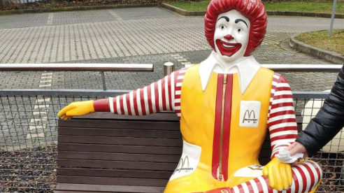 Aus der McDonald’s-Filiale in Altdorf wurde laut Franchise-Nehmer Michael Rottenberger ein "langjähriger Mitarbeiter" entführt - nämlich Ronald McDonald. Mitte November tauchte das Clown-Maskottchen der Fast-Food-Kette wieder auf.