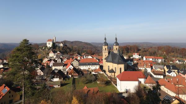 „Wenn man nach Gößweinstein reinfährt, sieht man gleich unsere schöne Burg, einfach märchenhaft - das hat Seltenheitswert und das lieben unsere Gäste“, schwärmt sie. Besonders schätzen Besucherinnen und Besucher auch das fränkische Bier und Essen, einfach die Gemütlichkeit in der Fränkischen. „Die Moderne haben sie ja schon zu Hause“, sagt Brendel.