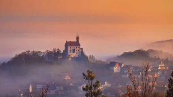 „Wir sind hier außen von der Moderne ein bisschen unberührt geblieben“, sagt Dominika Brendel, Inhaberin vom Hotel und Restaurant Krone. Das liebt die 55-jährige Gößweinsteinerin, die als Mädchen zusammen mit anderen Kindern in den Wäldern am Ortsrand gespielt hat.