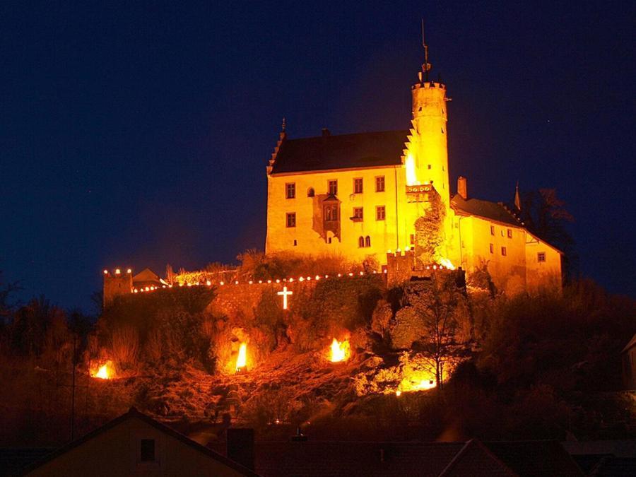 Der Gößweinsteiner Weihnachtsmarkt verteilt sich rund um die Burg und in den Straßen darunter.