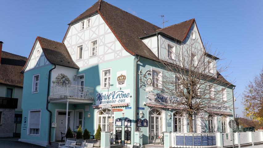 Das Gasthaus Krone, ein Traditionshaus im Kaffeehausstil. Schon seit dem 16. Jahrhundert befand sich an dieser Stelle ein Gasthaus.
