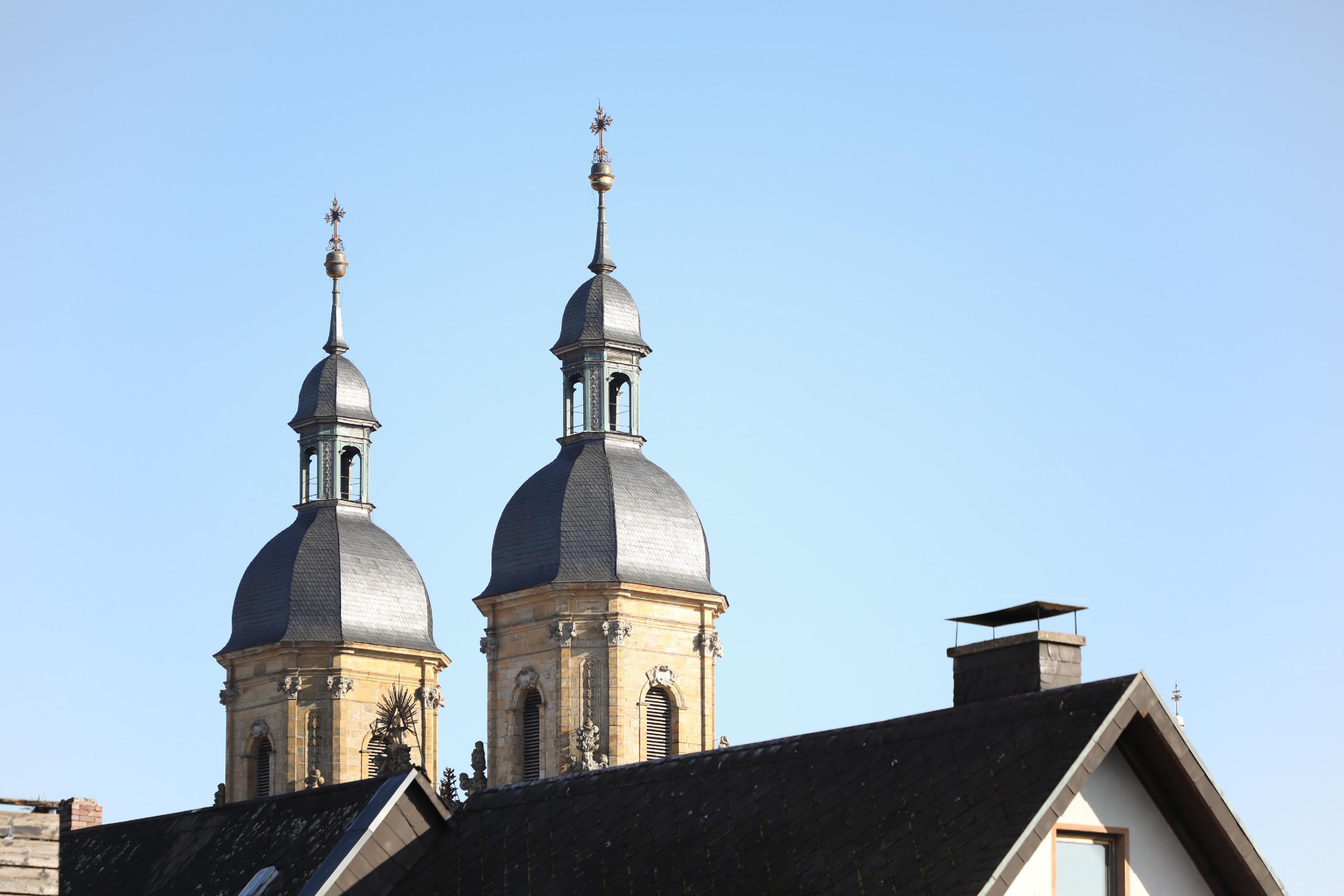 Die Türme der Basilika sind auch in den schmalen Straßen ringsherum immer wieder zwischen Häuserdächern zu erkennen.