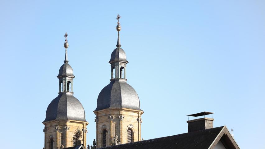 Die Türme der Basilika sind auch in den schmalen Straßen ringsherum immer wieder zwischen Häuserdächern zu erkennen.
