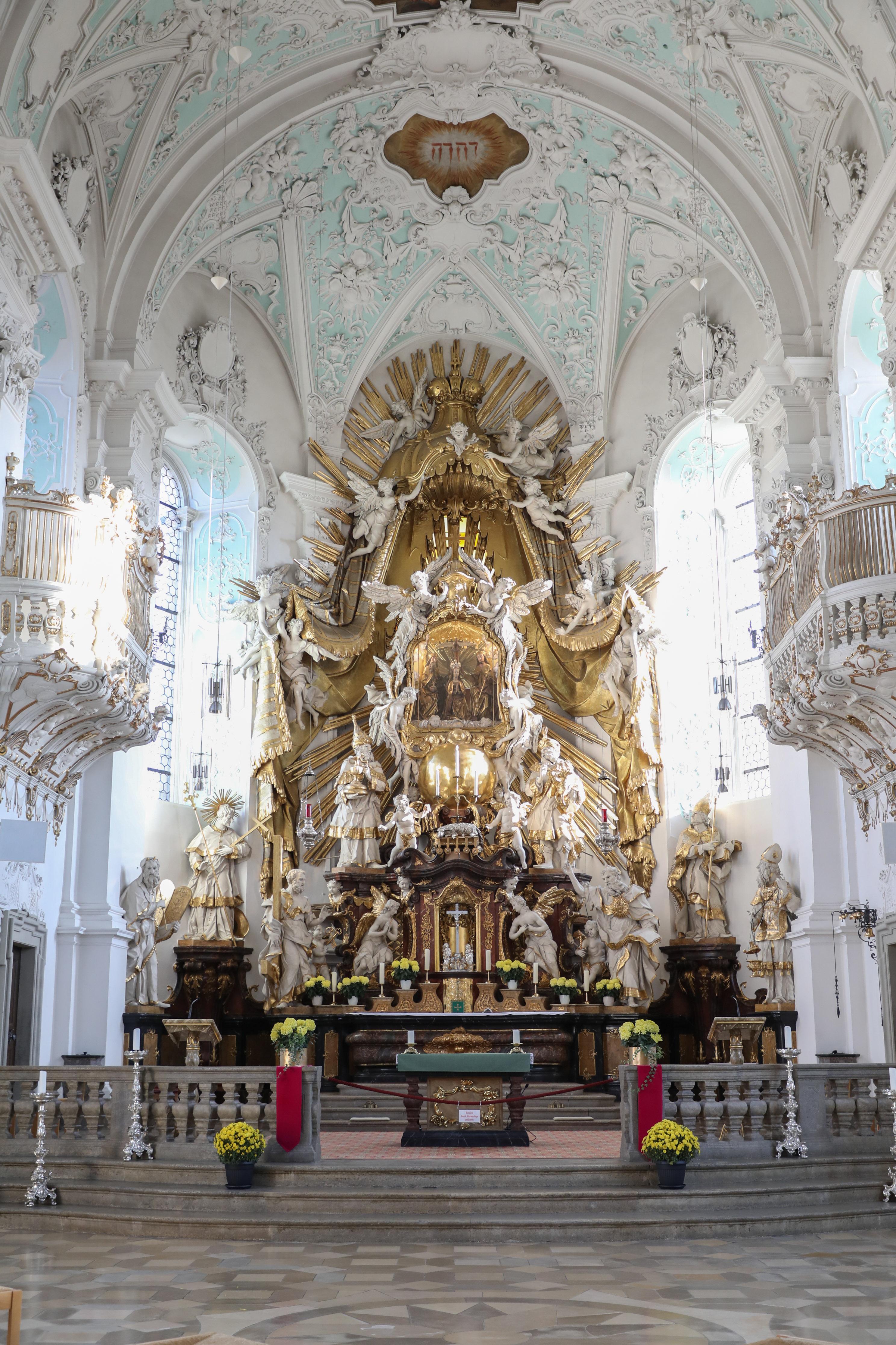 Basilika Gößweinstein, Heiligste Dreifaltigkeit. Zahlreiche Wallfahrer zieht es jedes Jahr an diesen Ort in der Fränkischen Schweiz.
