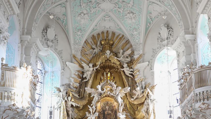 Basilika Gößweinstein, Heiligste Dreifaltigkeit. Zahlreiche Wallfahrer zieht es jedes Jahr an diesen Ort in der Fränkischen Schweiz.