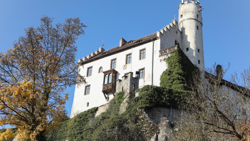 Burg Gößweinstein thront über dem Ort.