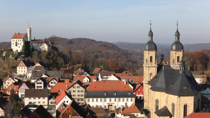 Burg (links) und Basilika (rechts) prägen das Ortsbild Gößweinsteins.
