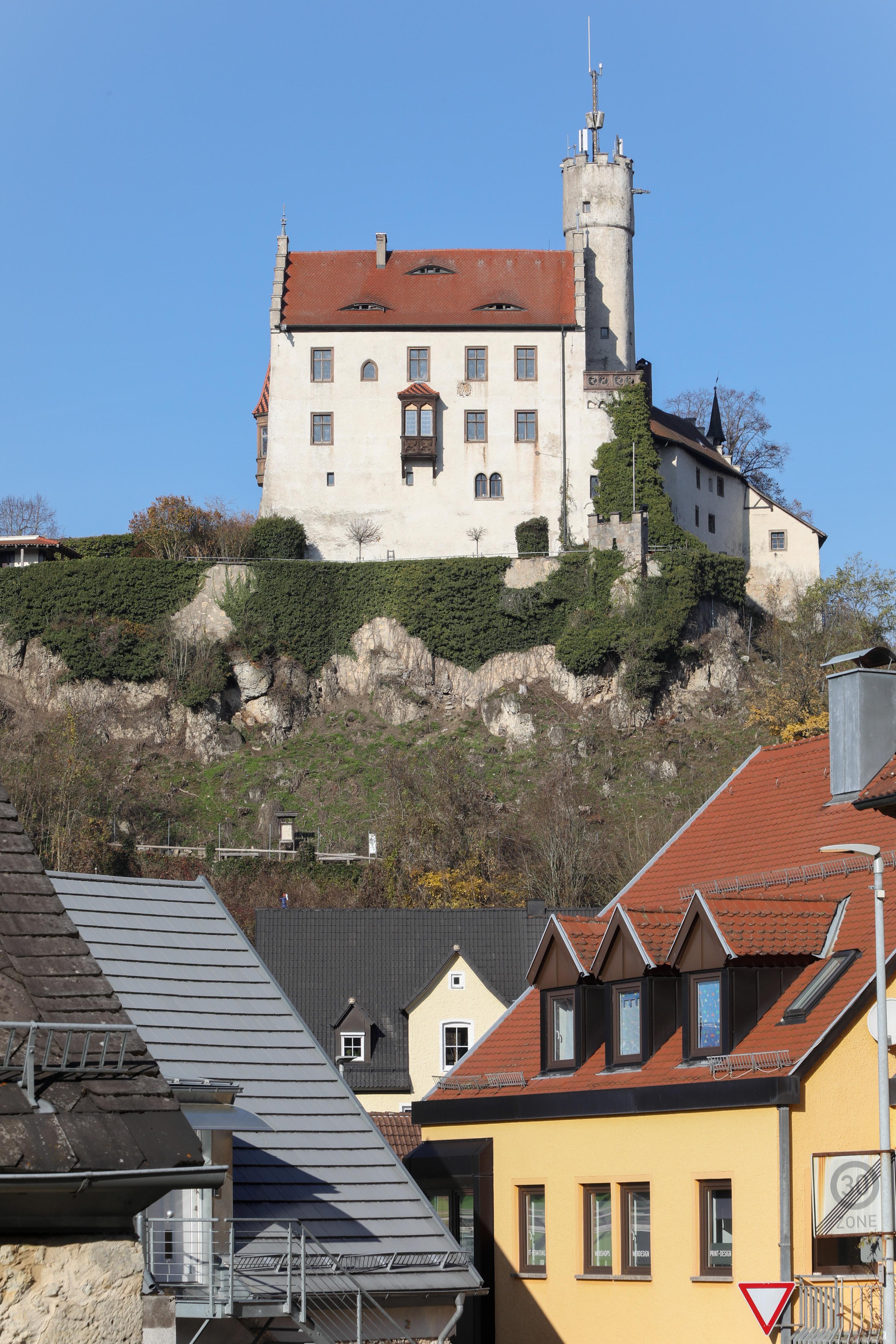 Die hochgelegene Gipfelburg