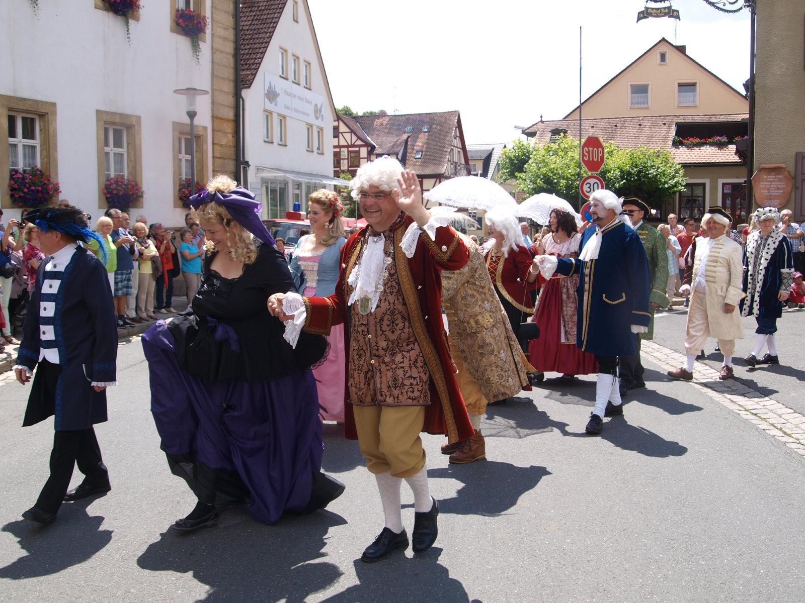 Inmitten des romantischen Pfarrgartens findet das Gößweinsteiner Barockfest statt.