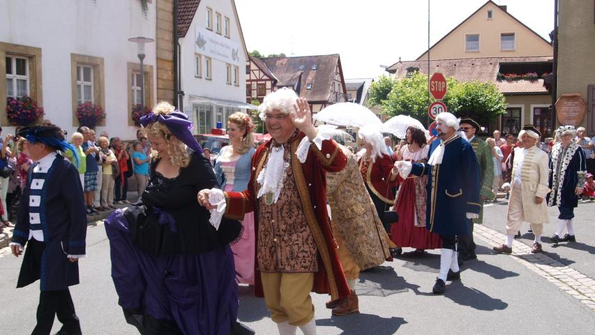 Inmitten des romantischen Pfarrgartens findet das Gößweinsteiner Barockfest statt.

