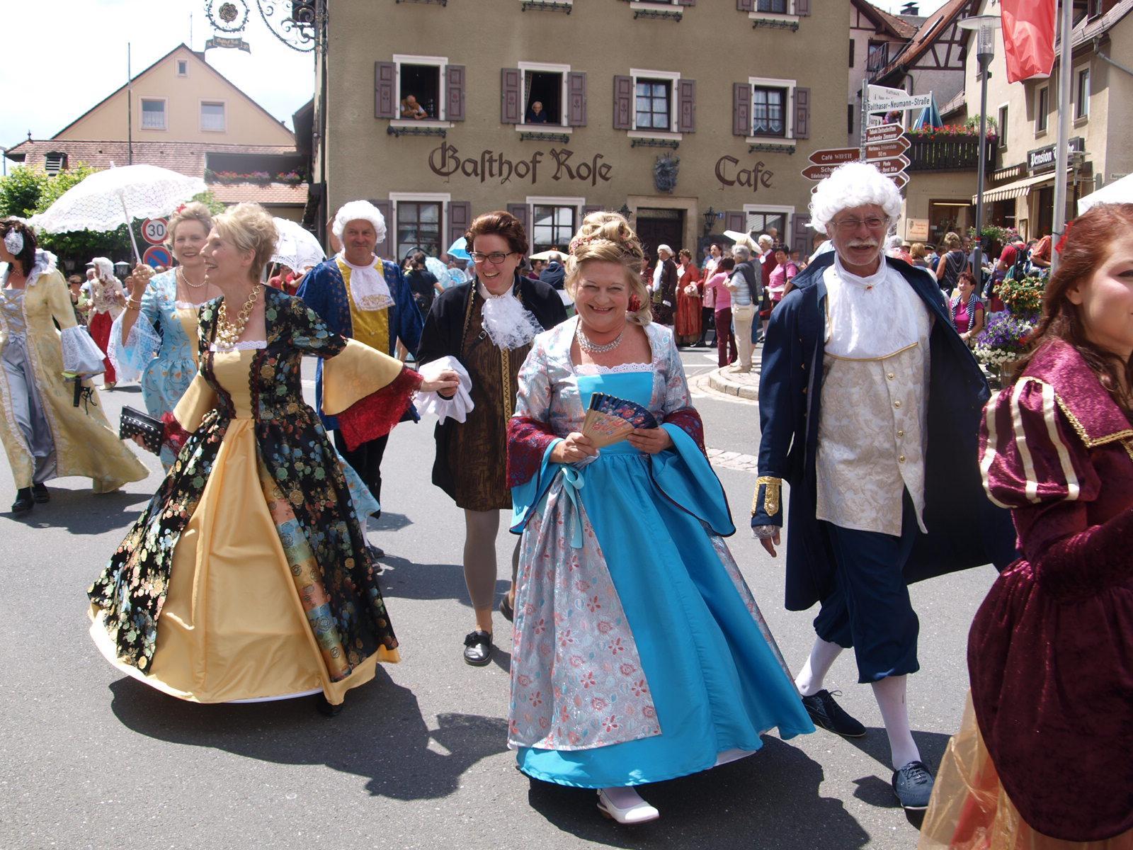 Dazu gehört auch der Festumzug der Akteure von der Burg Gößweinstein zum Klostergarten. 
