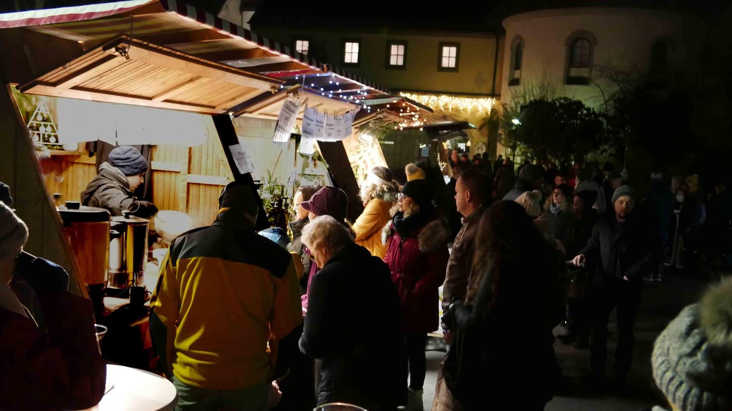 Von Weihnachtsmärkten im Landkreis wird dringend abgeraten, der Glühweinverkauf generell untersagt.
Von Weihnachtsmärkten im Landkreis wird dringend abgeraten, der Glühweinverkauf generell untersagt.
