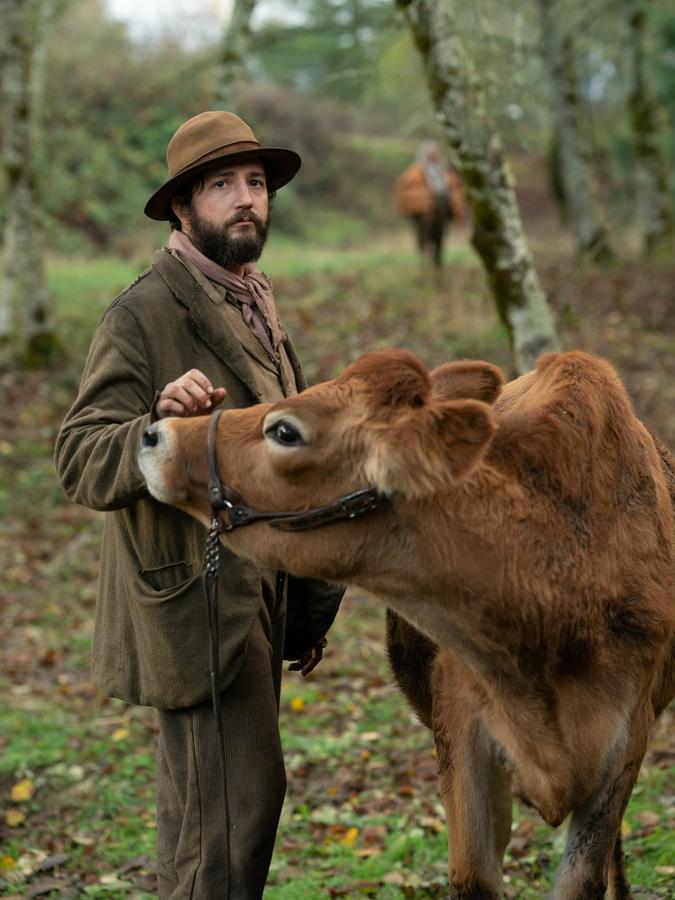 "Cookie" Figowitz (John Magaro) mit der titelgebenden Milchkuh in "First Cow".