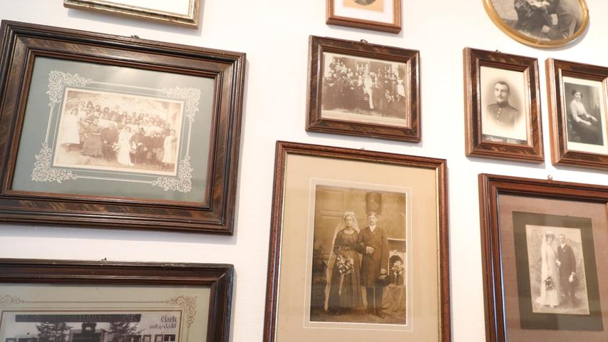 Im ersten Stock gibt es eine Familienwand mit Erinnerungen aus früheren Zeiten.