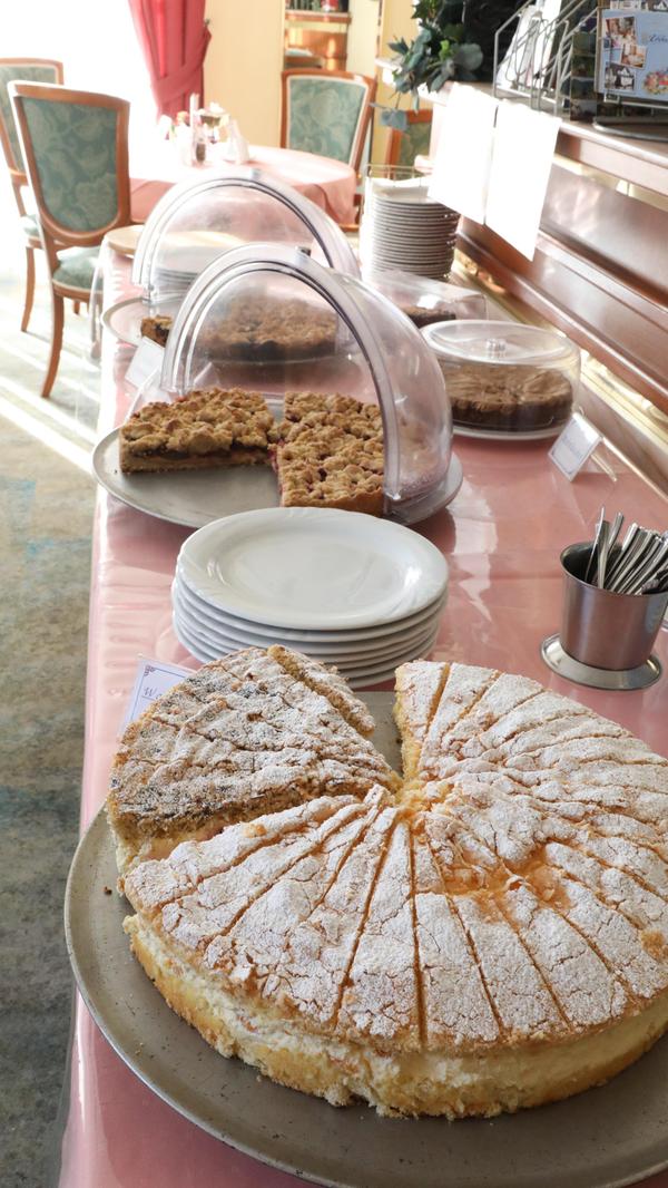 „Für unsere Kuchen und Torten sind wir bekannt“, sagt sie stolz. Für hausgemachte Omas Blechkuchen und „besonders unsere Eigenkreation, die Wallfahrertorte“.