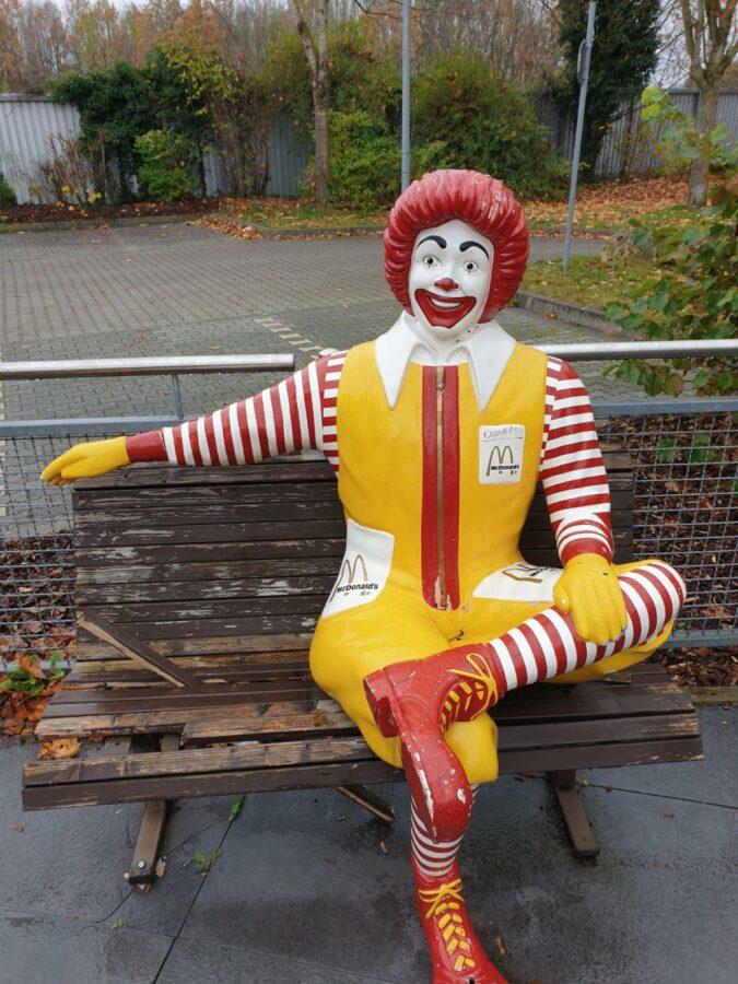 Ronald der Clown ist das Maskottchen der Fast-Food-Kette. In Altdorf saß er bisher auf einer Holzbank.
Ronald der Clown ist das Maskottchen der Fast-Food-Kette. In Altdorf saß er bisher auf einer Holzbank.