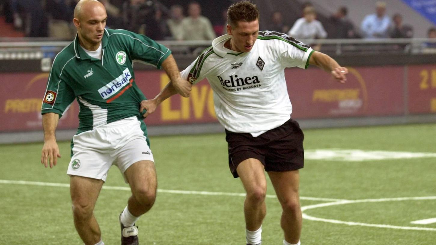 Das tatsächlich einzige Bild aus dem historischen Finalspiel: Der Fürther Zivojin Juskic (links) im Zweikampf mit Gladbachs Marcel Ketelaer.
Das tatsächlich einzige Bild aus dem historischen Finalspiel: Der Fürther Zivojin Juskic (links) im Zweikampf mit Gladbachs Marcel Ketelaer.